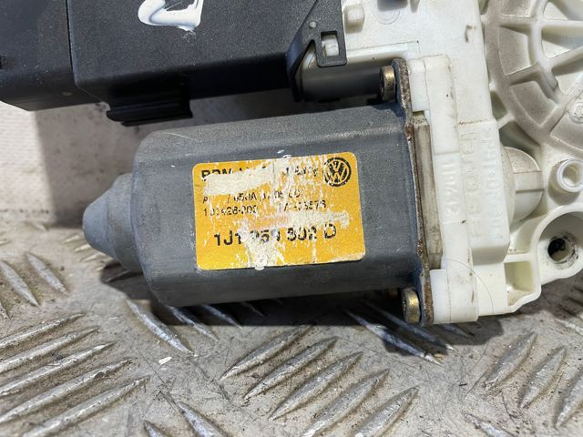 Motor de acionamento de vidro da porta dianteira direita 1J1959802D VAG