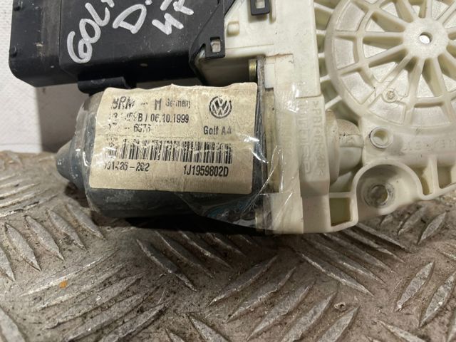 Motor de acionamento de vidro da porta dianteira direita 1J1959802D VAG