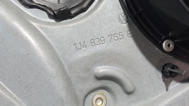 Motor de acionamento de vidro da porta traseira esquerda 1J4839755E VAG
