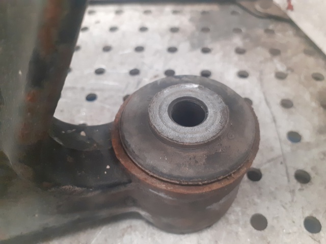 Bloco silencioso dianteiro do braço oscilante inferior 1K0199297G VAG