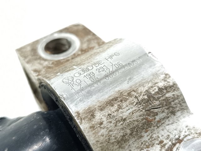 Braço oscilante inferior esquerdo de suspensão dianteira 1K0407189E VAG