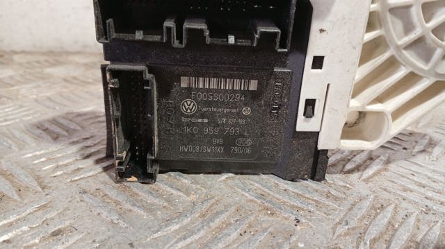 Motor de acionamento de vidro da porta dianteira esquerda 1K0959701P VAG