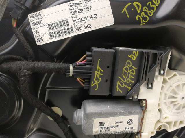 Mecanismo de acionamento de vidro da porta traseira direita 1M0839730F VAG