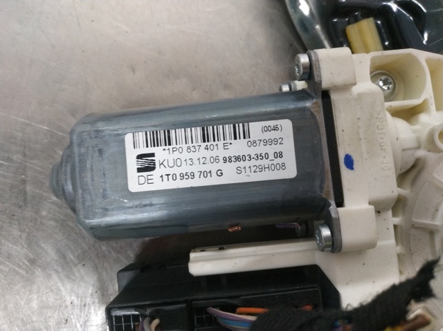 Motor de acionamento de vidro da porta dianteira esquerda 1P0837401E VAG