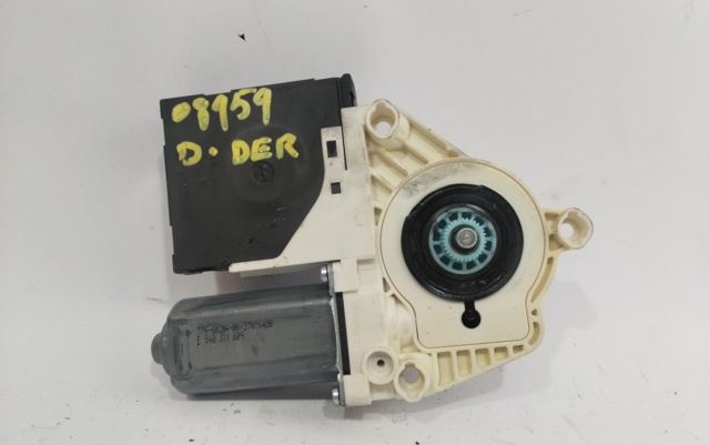 Motor de acionamento de vidro da porta dianteira direita 1P0837402E VAG