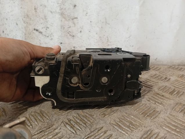 Fecho da porta traseira esquerda 1S4839015C VAG