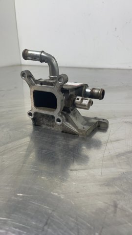 Flange do sistema de esfriamento (união em T) 1S7G8K556AJ FORD