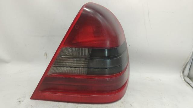 Lanterna traseira direita 2028201264R MERCEDES