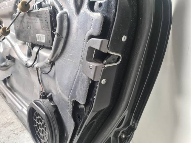 Fecho da porta dianteira direita 2037200835 MERCEDES