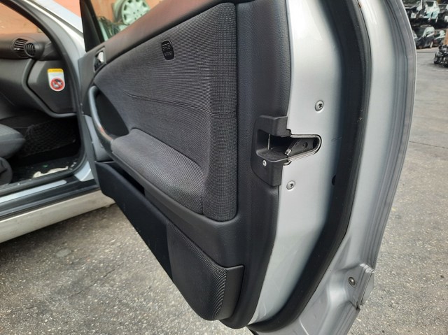 Fecho da porta dianteira direita 2037200835 MERCEDES