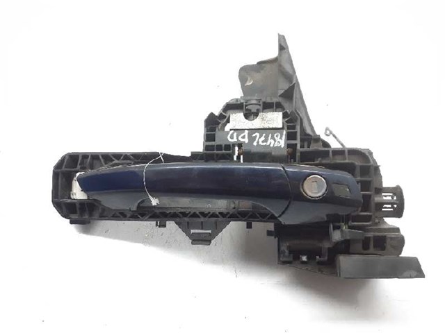 Suporte de maçaneta externa da porta dianteira direita 2047601234 MERCEDES