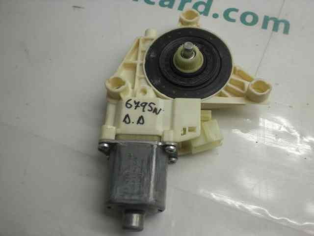 Motor de acionamento de vidro da porta dianteira direita 2048200242 MERCEDES