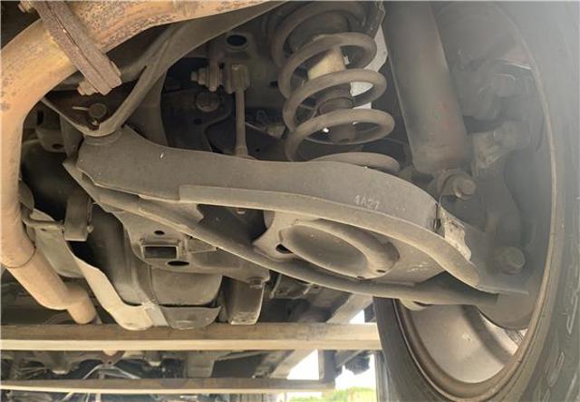 Braço oscilante inferior direito de suspensão traseira 20756282 OPEL
