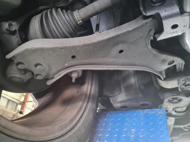 Braço oscilante inferior esquerdo de suspensão dianteira 20946158 GM