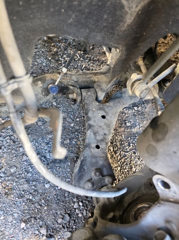 Braço oscilante inferior esquerdo de suspensão dianteira 20946158 GM