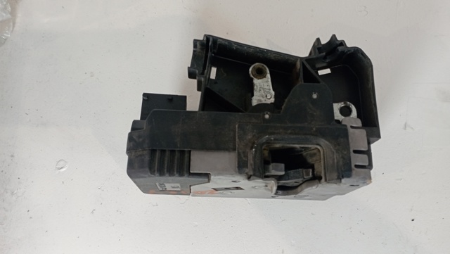Fecho da porta dianteira esquerda 24414116 OPEL