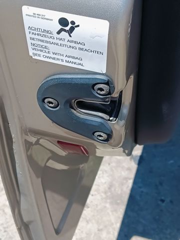 Fecho da porta dianteira esquerda 24447340 OPEL