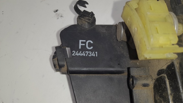 Fecho da porta dianteira direita 24447341 OPEL