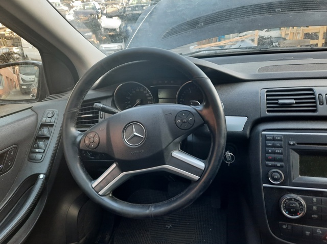 Pára-lama dianteiro esquerdo 2518800106 MERCEDES