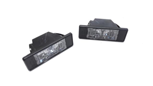 Lanterna da luz de fundo de matrícula traseira 25300100 NISSAN
