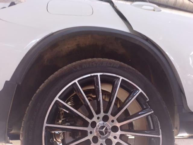 Expansor direito (placa sobreposta) de arco do pára-lama traseiro 2538851401 MERCEDES