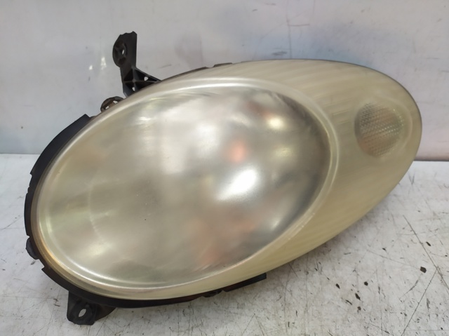 Luz direita 26010AX700 NISSAN