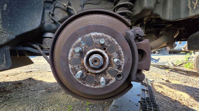 Suporte do freio traseiro esquerdo 26692FJ010 SUBARU