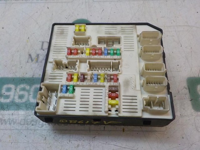 Unidade de dispositivos de segurança 284B69854R RENAULT