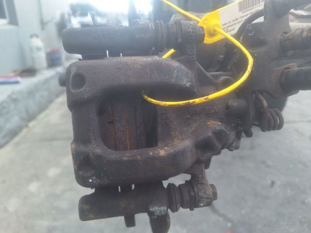 Suporte do freio traseiro esquerdo 2K0615423C VAG