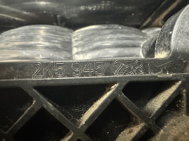 Painel de fixação das luzes traceiras 2K5945258 VAG