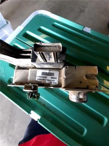 Fecho da porta dianteira direita 2T1AV21812AF FORD