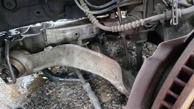 Braço oscilante inferior esquerdo de suspensão dianteira 31126798107 BMW