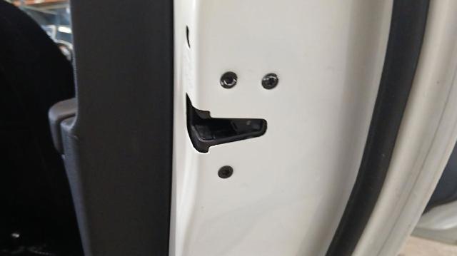 Fecho da porta traseira direita 31253917 VOLVO