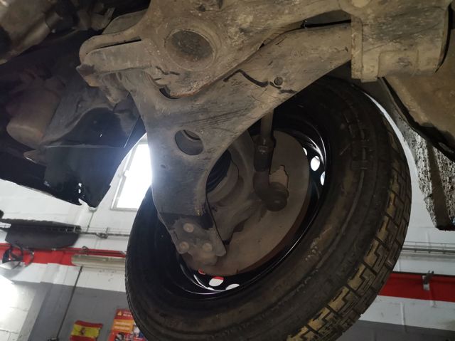 Braço oscilante inferior direito de suspensão dianteira 31277465 VOLVO