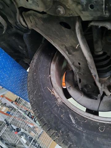 Braço oscilante inferior esquerdo de suspensão dianteira 31317665 VOLVO
