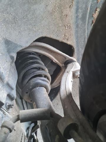 Braço oscilante inferior esquerdo de suspensão dianteira 31360644 VOLVO