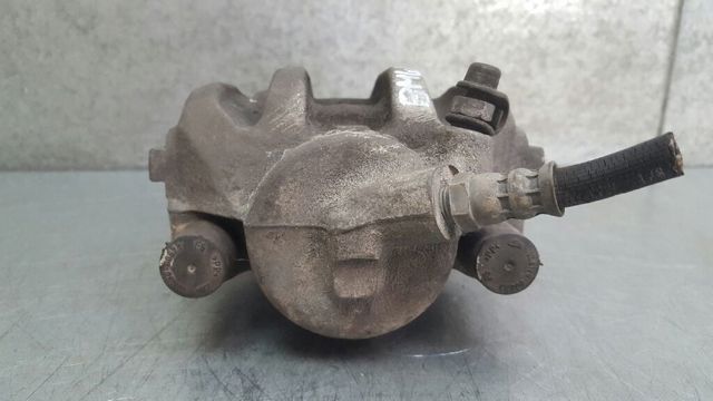Suporte do freio dianteiro esquerdo 34116766681 BMW