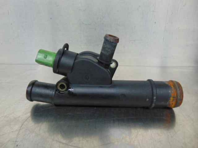 Flange do sistema de esfriamento (união em T) 38121133 VAG