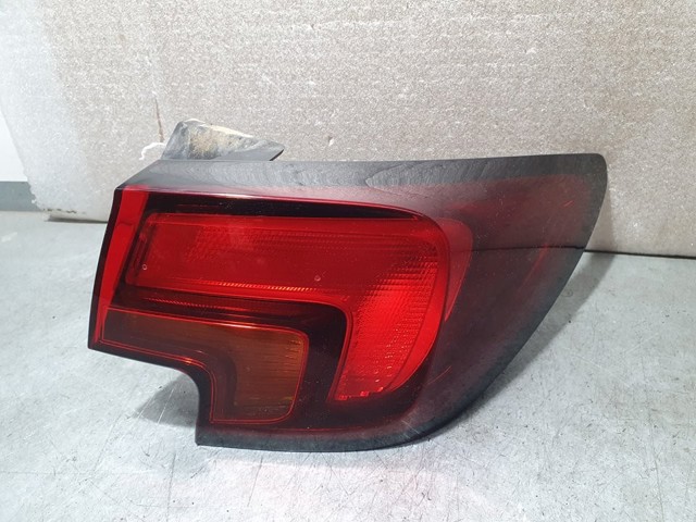Lanterna traseira direita externa 39015944 OPEL