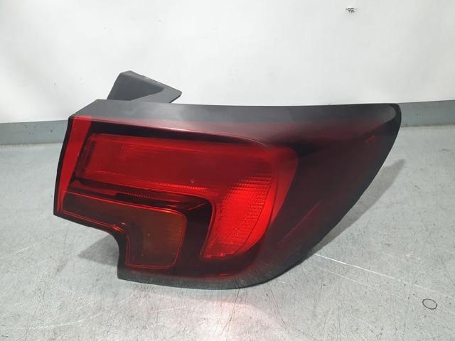 Lanterna traseira direita externa 39015944 OPEL