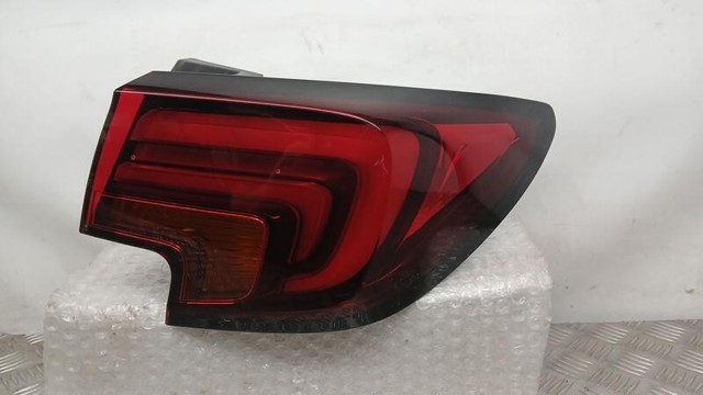 Lanterna traseira direita externa 39015946 OPEL