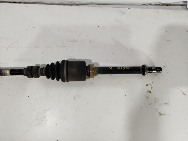 Semieixo (acionador) dianteiro direito 39100BB32B NISSAN