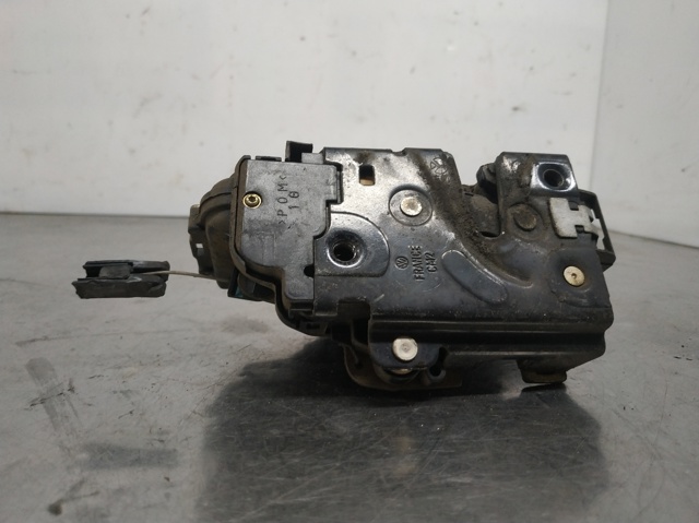 Fecho da porta dianteira esquerda 3B1837015A VAG