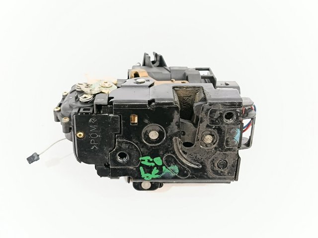 Fecho da porta dianteira esquerda 3B1837015A VAG