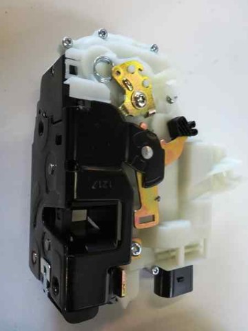 Fecho da porta dianteira esquerda 3B1837015AK VAG