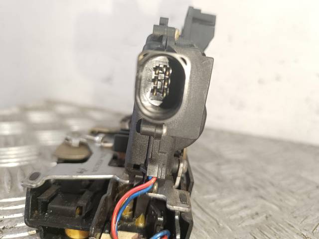 Fecho da porta traseira direita 3B4839016A VAG