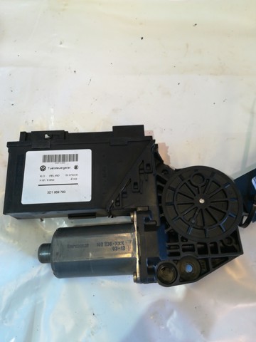 Motor de acionamento de vidro da porta dianteira esquerda 3D1959793 VAG