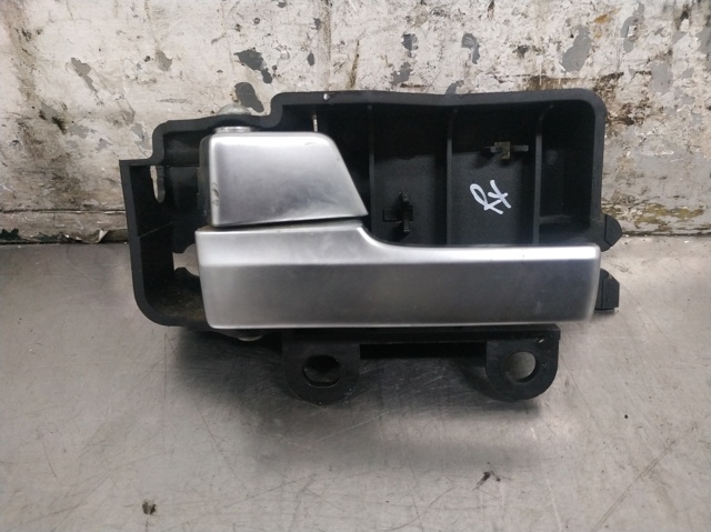 Maçaneta interna dianteira/traseira da porta esquerda 3M51R22601BB FORD
