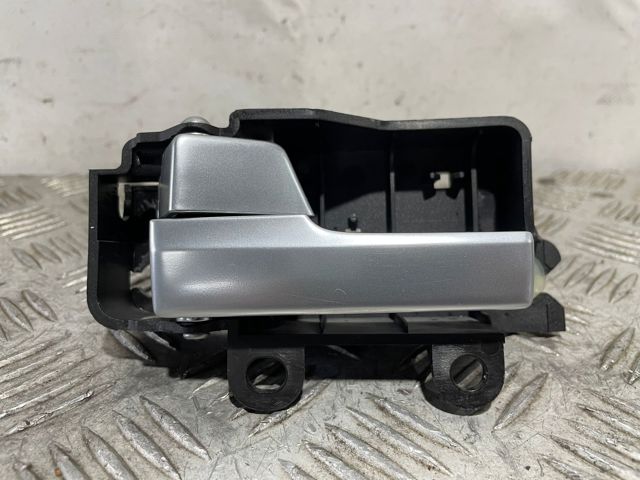 Maçaneta interna esquerda da porta dianteira 3M51R22601BD FORD