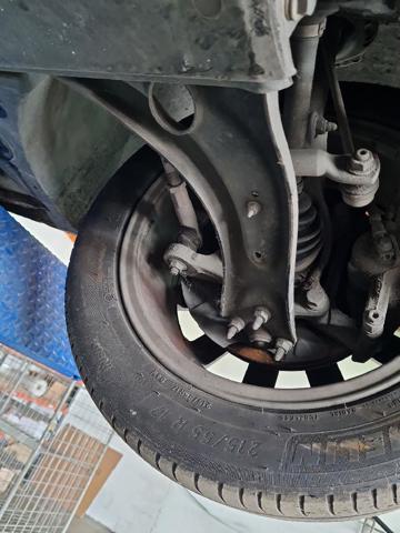 Braço oscilante inferior esquerdo de suspensão dianteira 3Q0407151S VAG